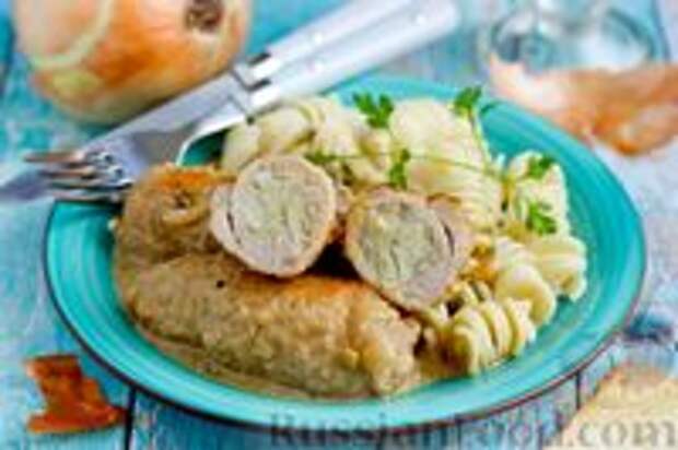 Фото к рецепту: Мясные рулетики с луком, в сметанном соусе