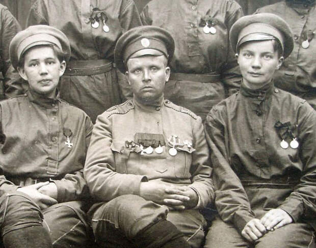 Штаб женского "Батальона смерти". Бочкарева в центре, с красным революционным бантом, Георгиевским крестом 4 ст., двумя Георгиевскими медалями 3 и 4 ст. и медалью "За усердие" на Станиславской ленте