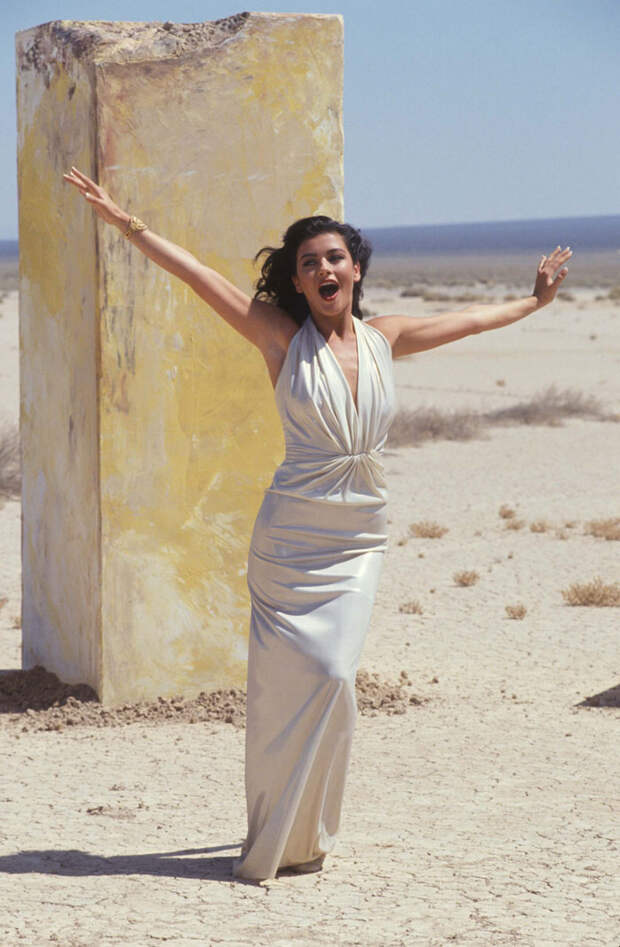 Кэтрин Зета-Джонс (Catherine Zeta-Jones) в фотосессии Рона Вулфсона (Ron Wolfson) на съемках клипа For All Time (май 1992), фото 2