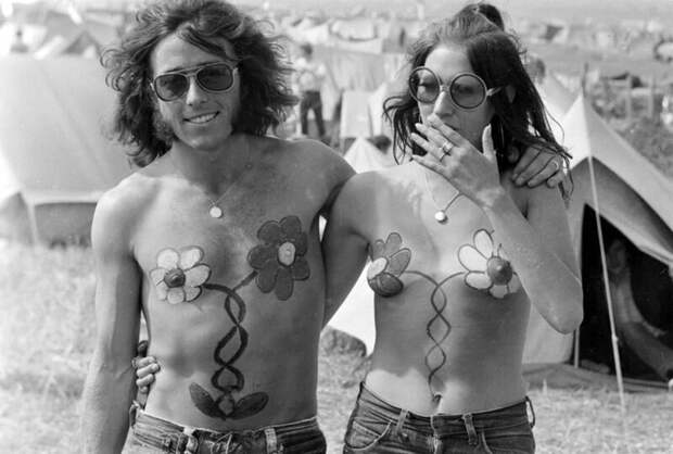Пара с боди-артом в виде цветов на фестивале Isle of Wight на острове Уайт, 1970 год. Фото: Mirrorpix / Getty Images. интересное/. фотографии, история, хиппи