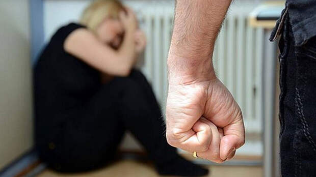 В Киеве ВСУшник избил девушку, которая слушала русскую музыку (ВИДЕО)