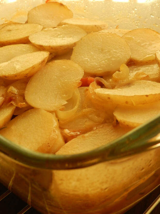 Рецепт на выходные: Картофель, запечённый с патиссоном, луком и помидорами
