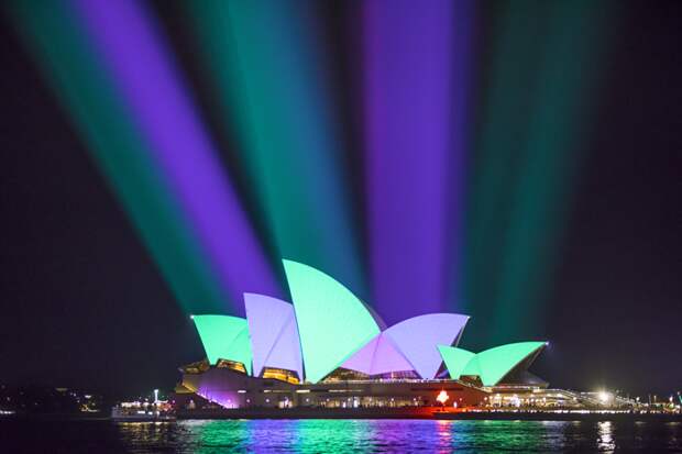 Сиднейский оперный театр в свете свет, сидней, фестиваль