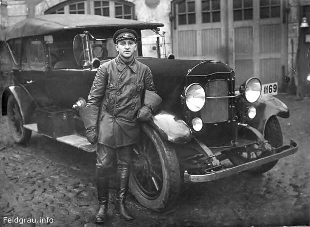 1927 - 1928 года. СССР. Шофер при Управлении пожарной охраны Ленинграда. 1927 - 1928 года. СССР. Шофер при Управлении пожарной охраны Ленинграда.
