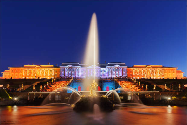 Праздник фонтанов в Петергофе, свето-пиротехническое шоу на большом каскаде