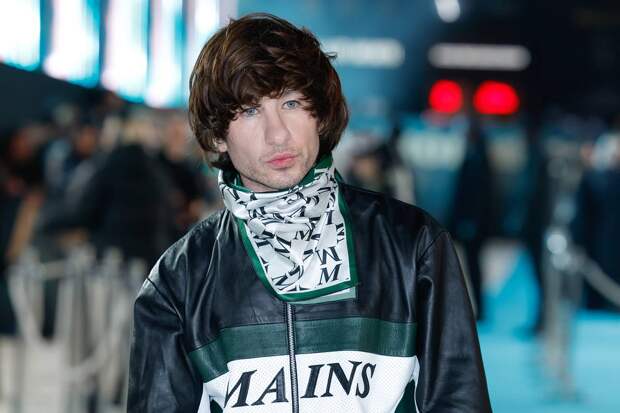 Известного актера назвали ящерицей в парике из-за внешности на премьере фильма