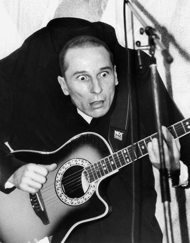 Пётр Мамонов во время концерта с группой «Звуки Му», 1993 год