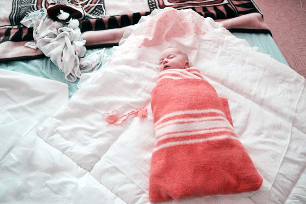 Пеленание укутывание. Пеленание в байковые одеяла. Байковое одеяло запеленали. Ребёнок завёрнутый в одеяло.