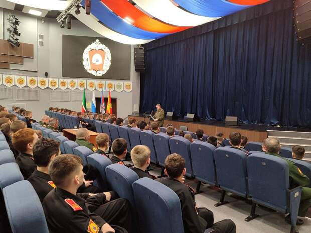 «Они – будущая элита Вооруженных Сил России»: Александр Лапин пообщался с суворовцами