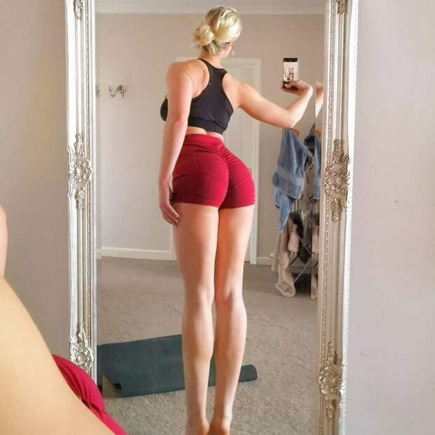 Красивые девушки в коротких спортивных шортиках