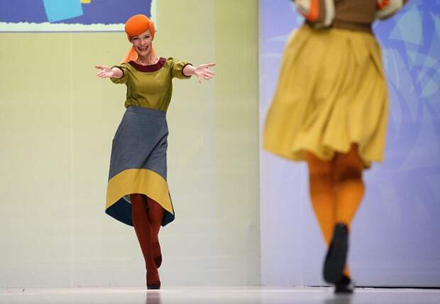 Модели демонстрируют одежду из новой коллекции дизайнера Елены Теплицкой.