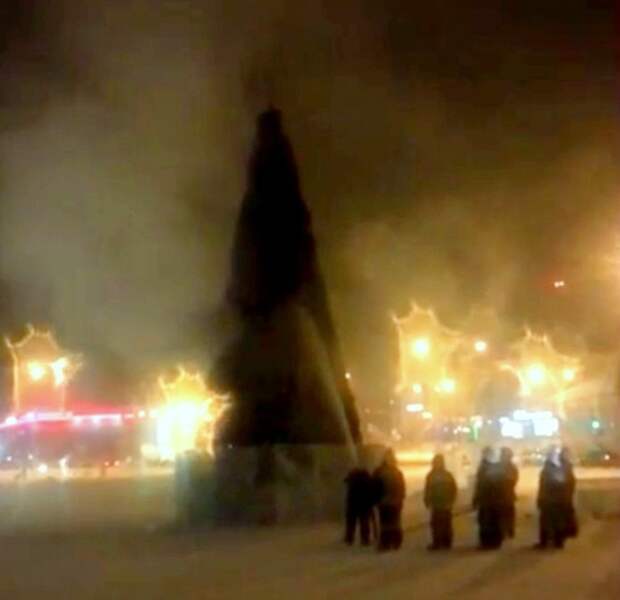 И вот она, нарядная, на праздник к нам пришла городская, прикол, центральная, ёлка