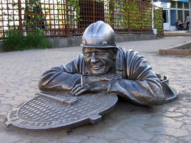 Памятник сантехнику в Омске интересное, памятники