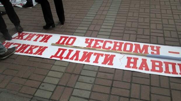 Бывший советник Виктора Ющенко счел возмутительным тот факт, что на Украине до сих пор работают российские предприятия, ведь «фашистская Германия и путинская Россия» для него как «близнецы»
