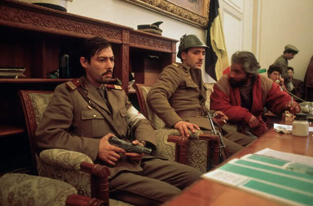 53-SecurityforcesholdingtalkswithRo.jpg 53-SecurityforcesholdingtalkswithRo.jpg