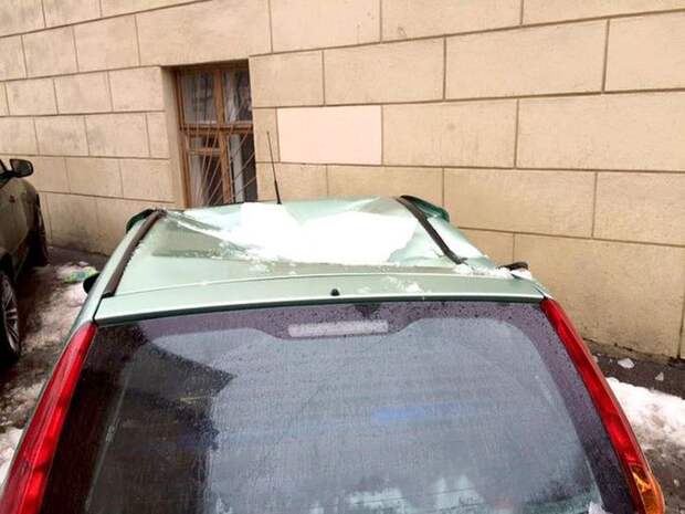В Минске упавшие с крыши глыбы льда разбили BMW X5 и Fiat Punto В Минске упавшие с крыши глыбы льда разбили BMW X5 и Fiat Punto Punto, bmw, fiat, pbvf, x5