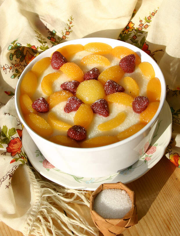 Что приготовить из манной крупы Гурьевская каша, украшенная консервированными фруктами