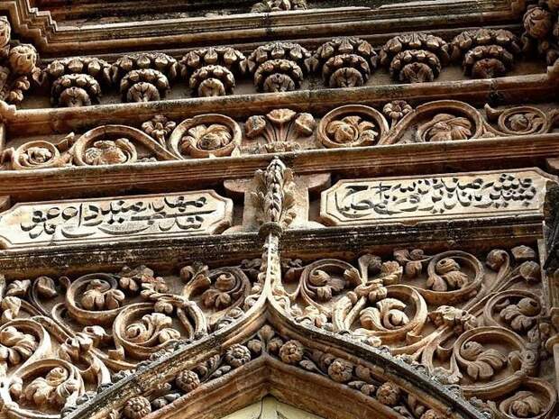 Только присмотревшись, можно увидеть орнамент, присущий индийской архитектуре и арабскую вязь (Mahabat Maqbara, Индия). | Фото: masterokblog.ru. Только присмотревшись, можно увидеть орнамент, присущий индийской архитектуре и арабскую вязь (Mahabat Maqbara, Индия). | Фото: masterokblog.ru.