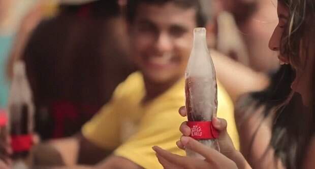 Coca-Cola выпустила бутылку, сделанную полностью изо льда (8 фото+видео) Coca-Cola выпустила бутылку, сделанную полностью изо льда (8 фото+видео)