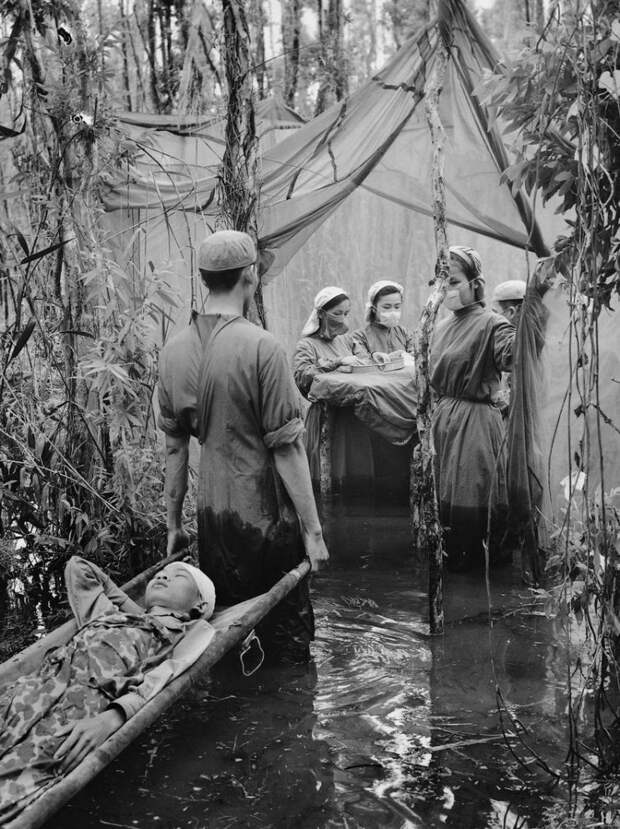 Временный госпиталь на болоте, Вьетнам, 1970 год.   люди, редкие, фото