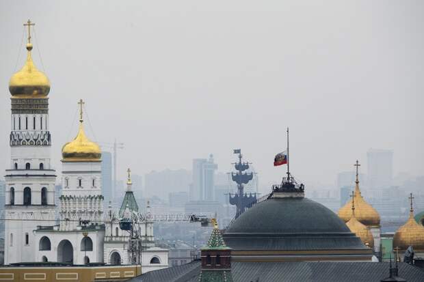 Приспущенный российский флаг над зданием Сената в московском Кремле