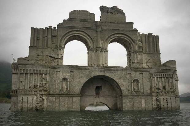 затопленная церковь в Мексике, затопленная церковь над водой, затопленная мексиканская церковь