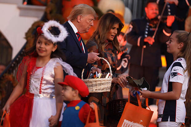 Мелания и Дональд Трамп отметили Хеллоуин в Белом доме