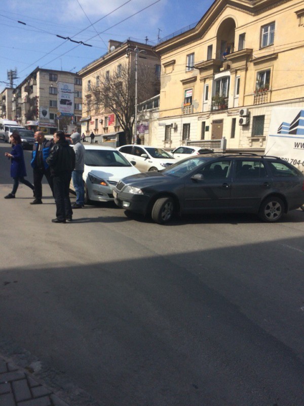 Лента ДТП в Севастополе: понедельник - день тяжёлый! (фото)