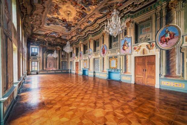 Фото заброшенных европейских дворцов, которые сегодня никому не нужны