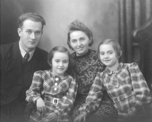 Паулюс в молодости с женой и двумя детьми 