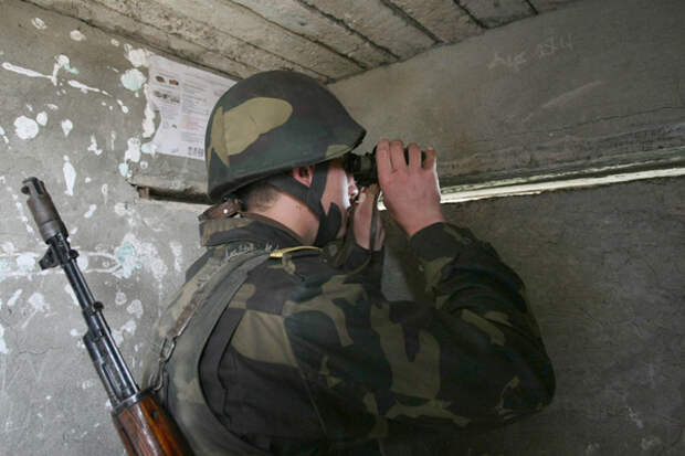 304231 31.03.2008 Военнослужащий армии Нагорного Карабаха ведет наблюдение за противником. Илья Питалев/РИА Новости