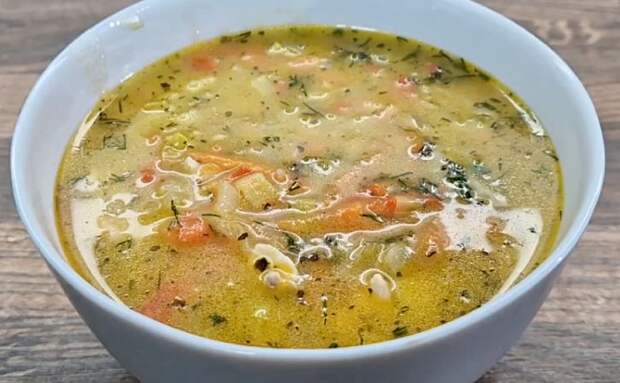 Кастрюля куриного супа из одного небольшого филе. Наваристо, и варить всего 30 минут