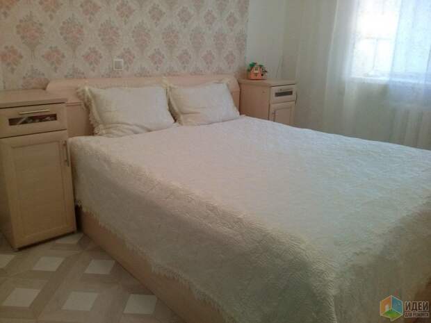 Кровать с белым покрывалом, отделка спальни