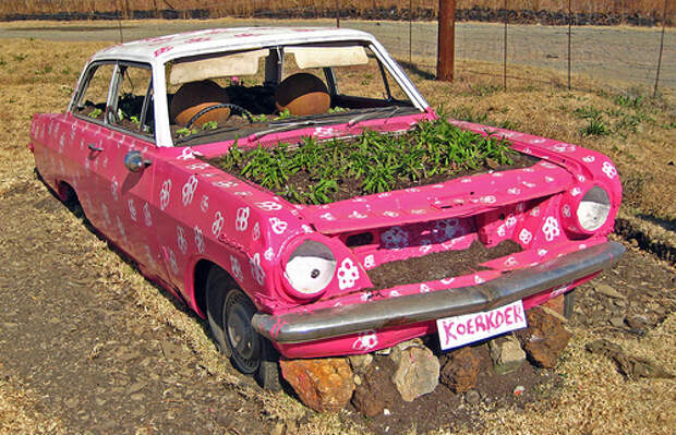 Клумба из старого авто