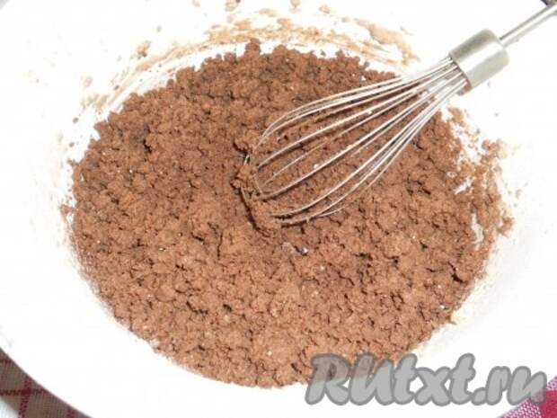 Высыпать сухую смесь в подготовленную масляную смесь и замесить с помощью миксера тесто. Тесто получится в виде масляной крошки.