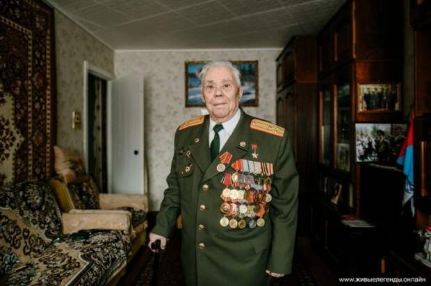 91-летний ветеран, Герой СССР ответил мэру Ройзману: "Меня не оскорбляет, когда люди носят георгиевскую ленточку, и это не носовой платок!"
