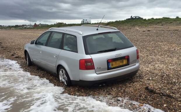 Зря хозяин припарковал Audi на берегу во время прилива