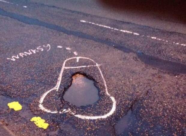 Парень рисует необычные рисунки вокруг дорожных ям, чтобы привлечь внимание властей к проблеме дорог (7 фото)