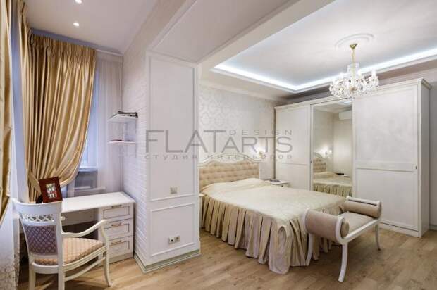 Спальня в классическом стиле, кровать и столик для макияжа
