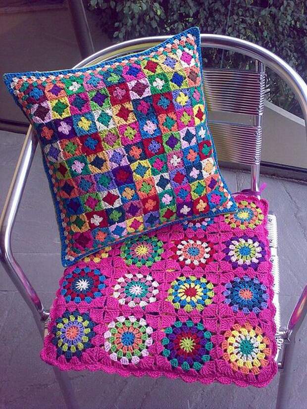 Tiny granny squares pillow, by Laura Fayolle. Beautiful colors!  #crochet #granny_squares: 