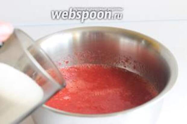 Добавим к ней примерно 100 г сахара. Ну, тут надо пробовать на вкус. У меня была кислая ещё клубника, поэтому мне надо было 100 г. Размешаем. Поставим на огонь и доведём до кипения. 18 г желатина зальём холодной кипячёной водой, 1/3 стакана. Дадим набухнуть ему. Распустим его на водяной бане. И добавим в горячий мусс. И дадим ему остыть.