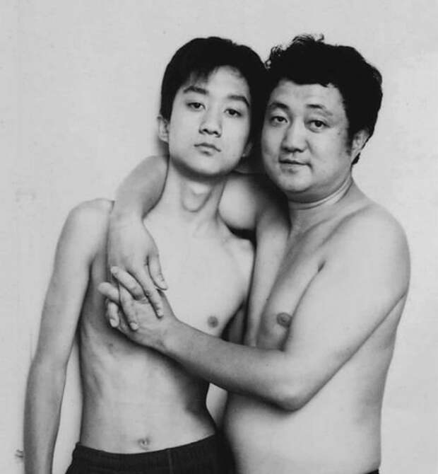 отец и сын фотографировались 30 лет вместе 