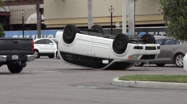 Перевёрнутый автомобиль