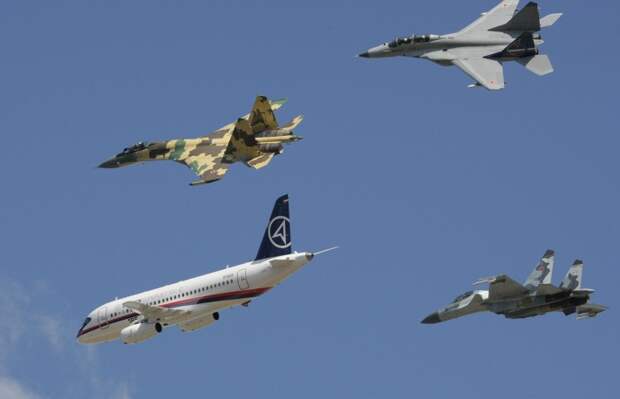 МАКС-2009: среднемагистральный пассажирский самолет Superjet 100 в сопровождении истребителей Су-35, МиГ-35 (вверху слева направо) и Су-30МКИ (внизу справа)