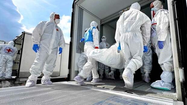 На фото: передача Россией и Украиной тел погибших военных.