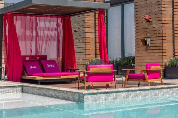 Отдых в стиле Барби: отель Santa Fe Hilton открыл стилизованный номер для фанатов куклы Барби