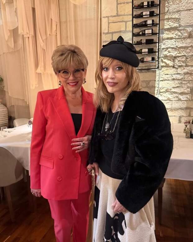 Алла Пугачёва появилась на публике с тростью: фото