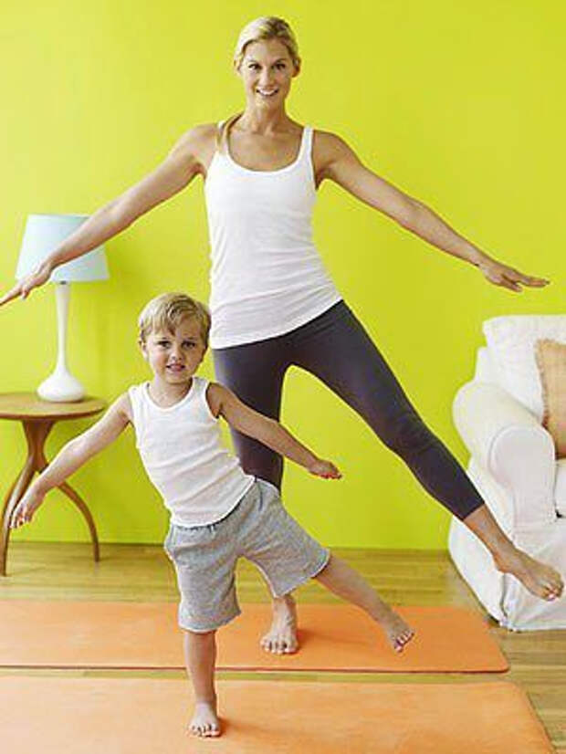 Мама занимается гимнастикой. Зарядка для детей. Занятия физкультурой дома. Дети на физкультуре. Зарядка вместе с ребенком.