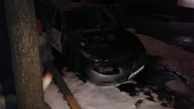 Легковой автомобиль загорелся и взорвался на западе Москвы