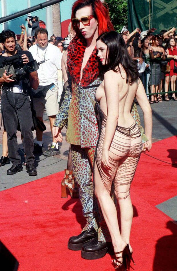 Роуз Макгоуэн, шальная подружка Мэрилина Мэнсона и одна из «Зачарованных», на премии VMA, 1998 год история, платье